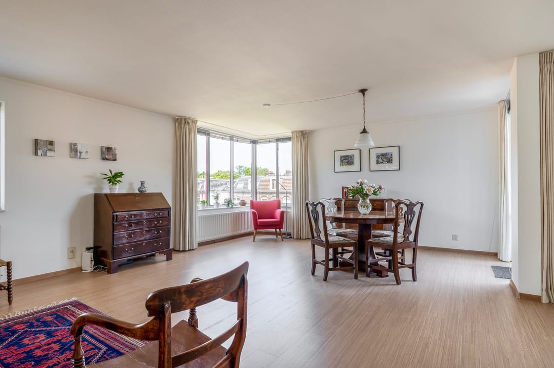 Bright Corner Apartment with Panoramic City and Dom Tower Views in Central Utrecht — 13