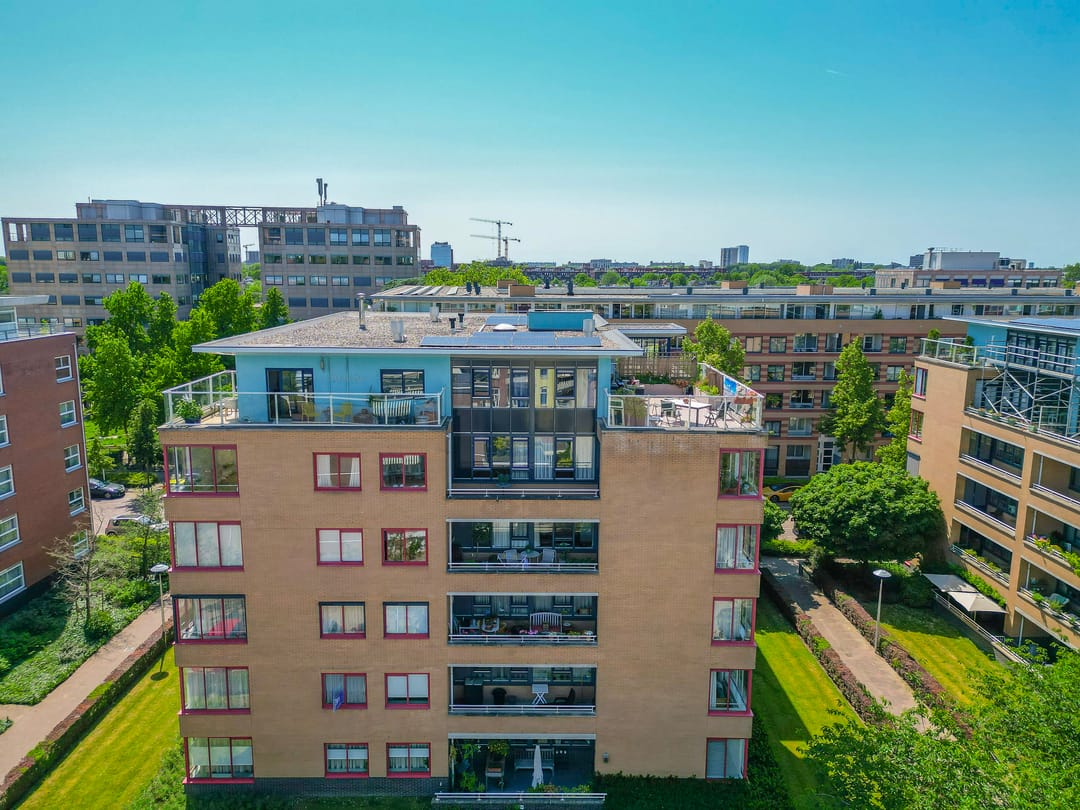Bright Corner Apartment with Panoramic City and Dom Tower Views in Central Utrecht — 32
