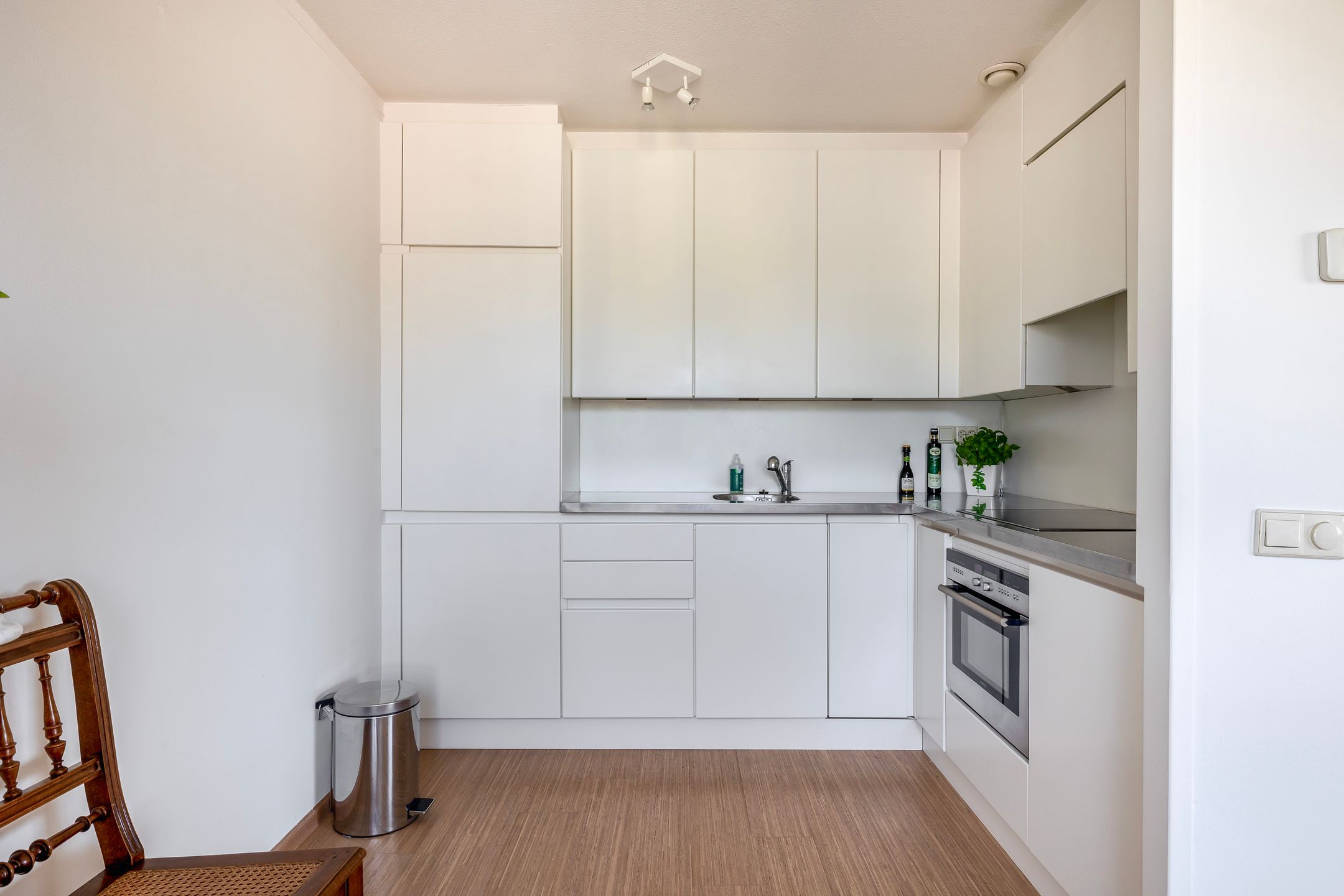 Bright Corner Apartment with Panoramic City and Dom Tower Views in Central Utrecht — 18