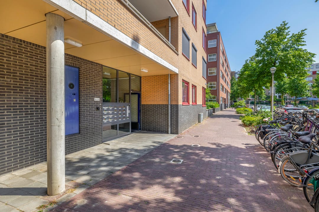 Bright Corner Apartment with Panoramic City and Dom Tower Views in Central Utrecht — 8