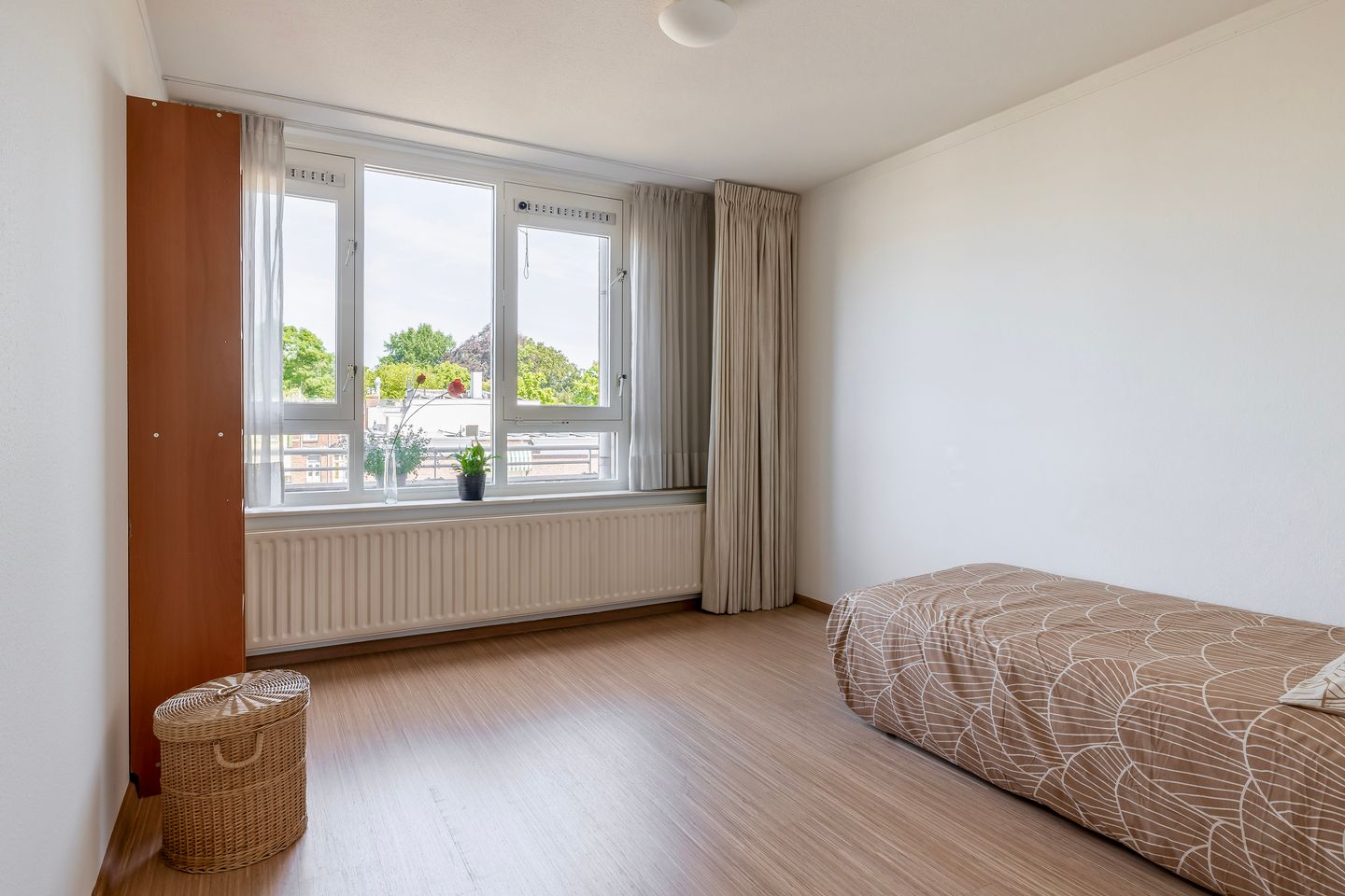 Bright Corner Apartment with Panoramic City and Dom Tower Views in Central Utrecht — 25