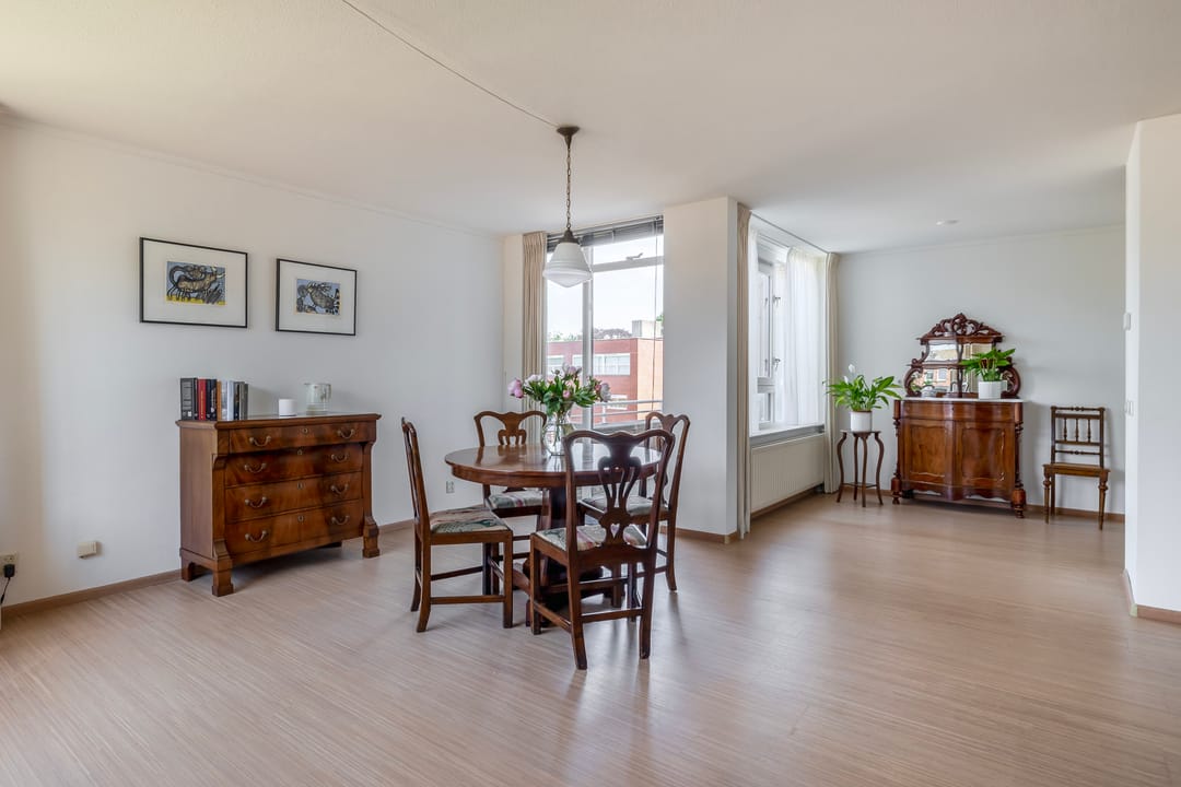 Bright Corner Apartment with Panoramic City and Dom Tower Views in Central Utrecht — 16