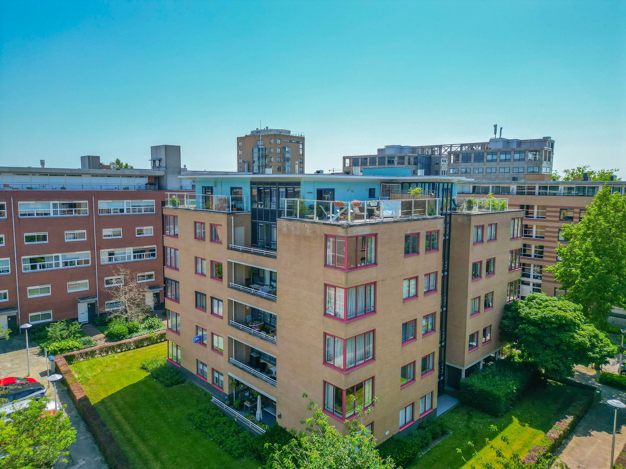Bright Corner Apartment with Panoramic City and Dom Tower Views in Central Utrecht — 33