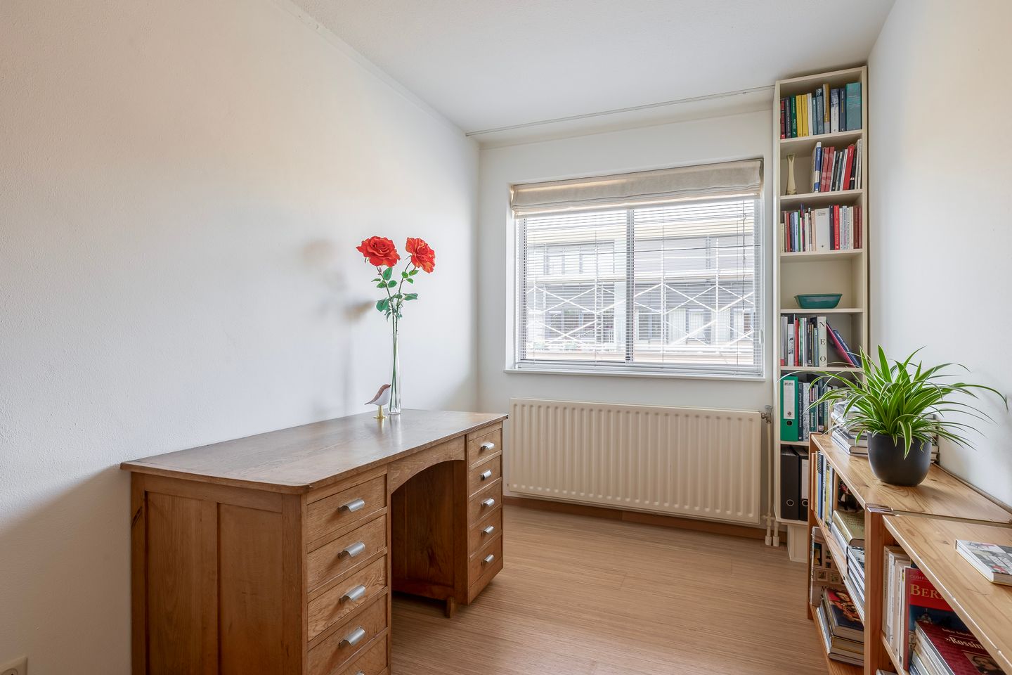 Bright Corner Apartment with Panoramic City and Dom Tower Views in Central Utrecht — 29