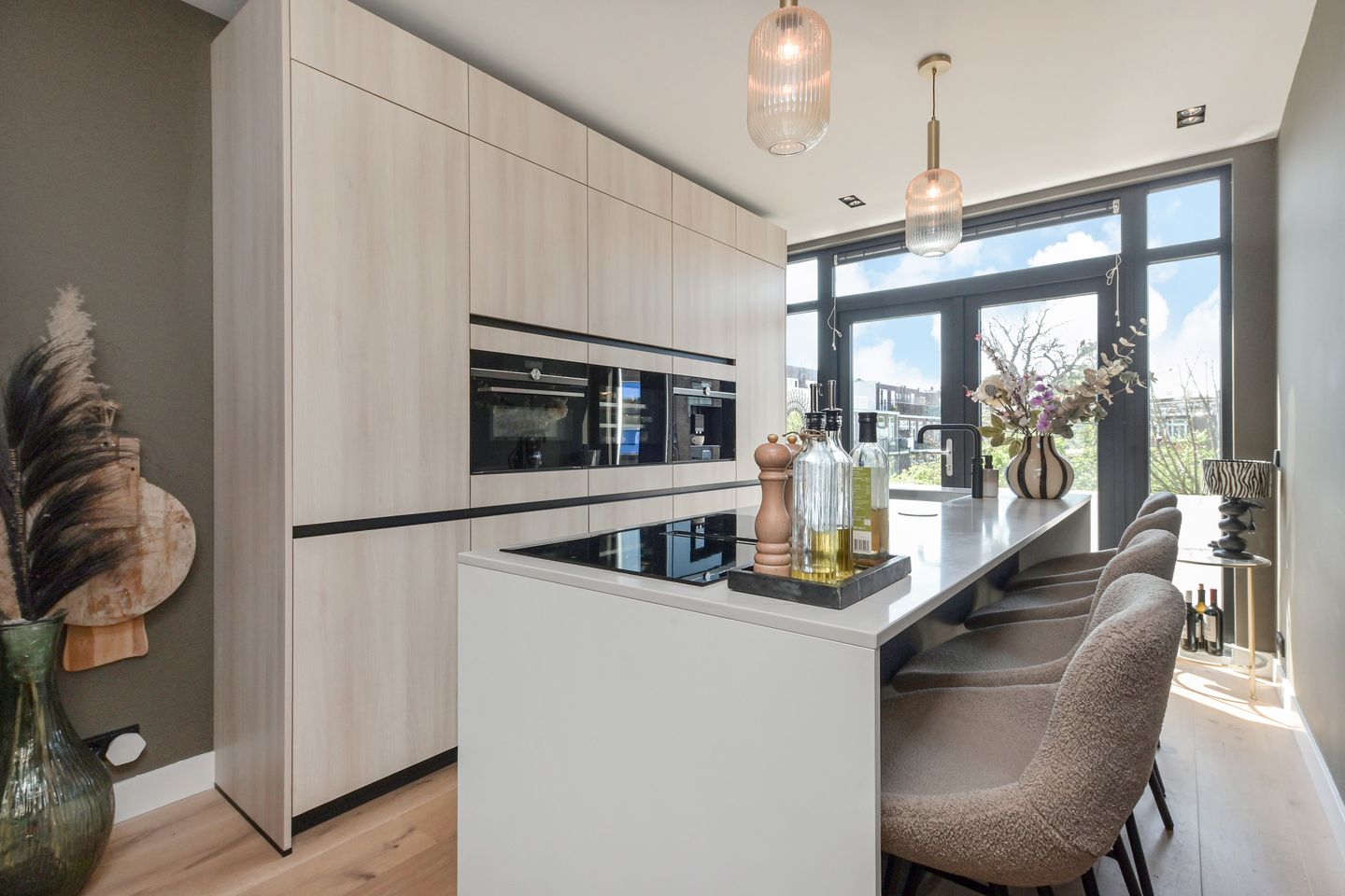Luxury Renovated Apartment in Popular Bezuidenhout — 14