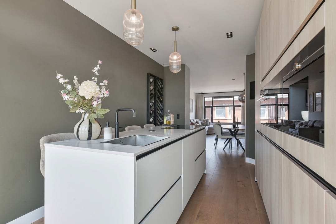 Luxury Renovated Apartment in Popular Bezuidenhout — 17