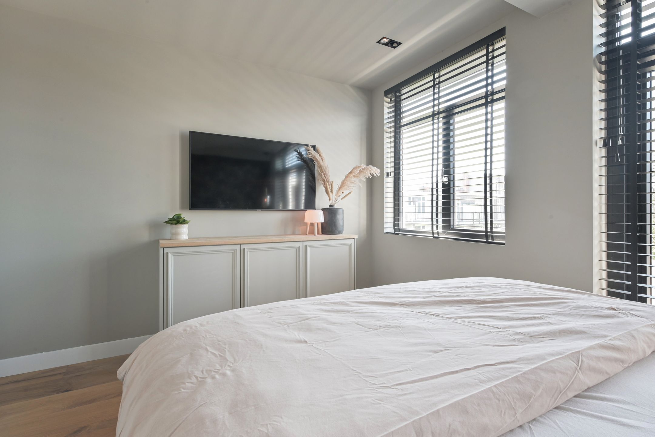 Luxury Renovated Apartment in Popular Bezuidenhout — 24