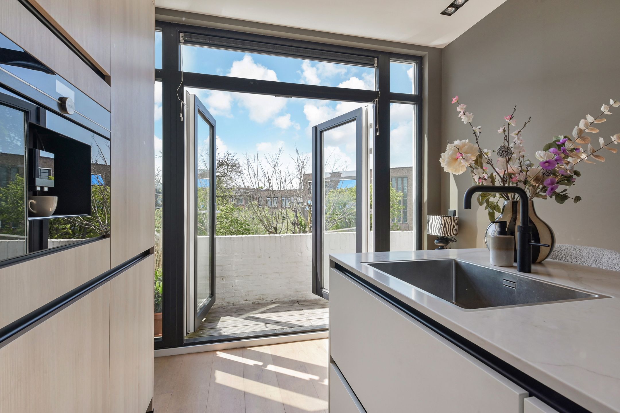 Luxury Renovated Apartment in Popular Bezuidenhout — 15