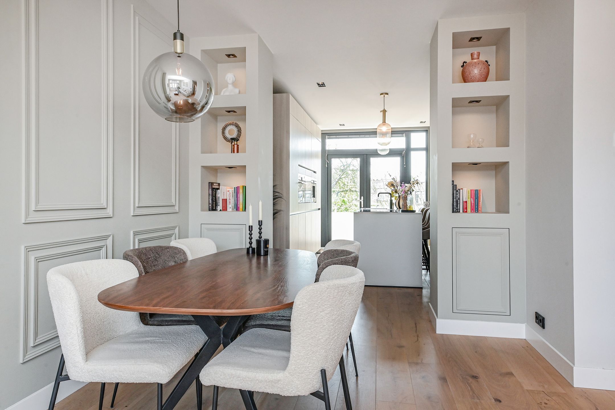 Luxury Renovated Apartment in Popular Bezuidenhout — 12