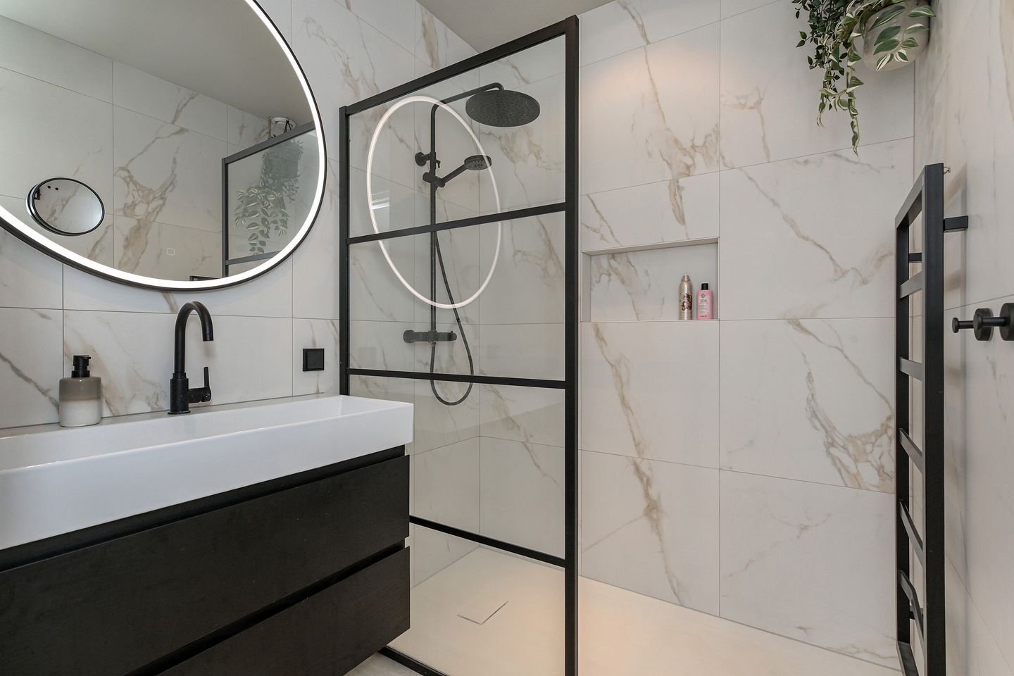 Luxury Renovated Apartment in Popular Bezuidenhout — 25