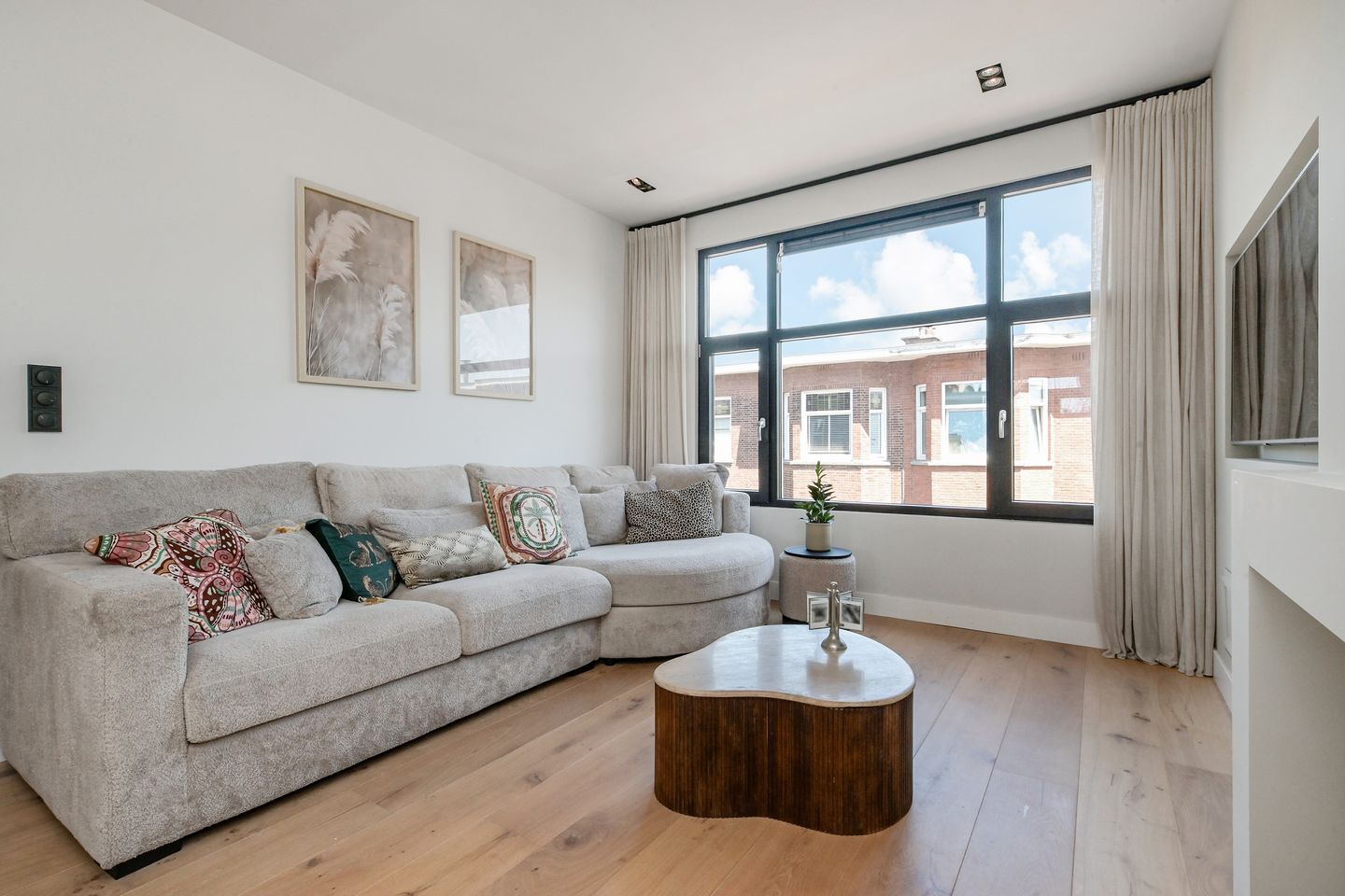 Luxury Renovated Apartment in Popular Bezuidenhout — 10