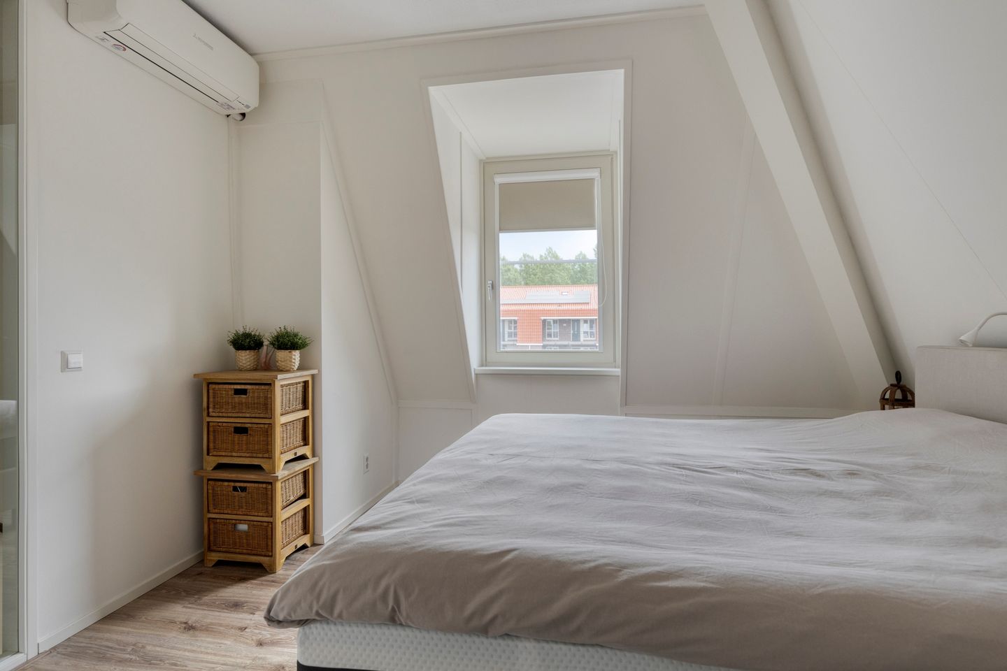Energy-Efficient Corner Home with Modern Finishes and Walk-In Closet — 25