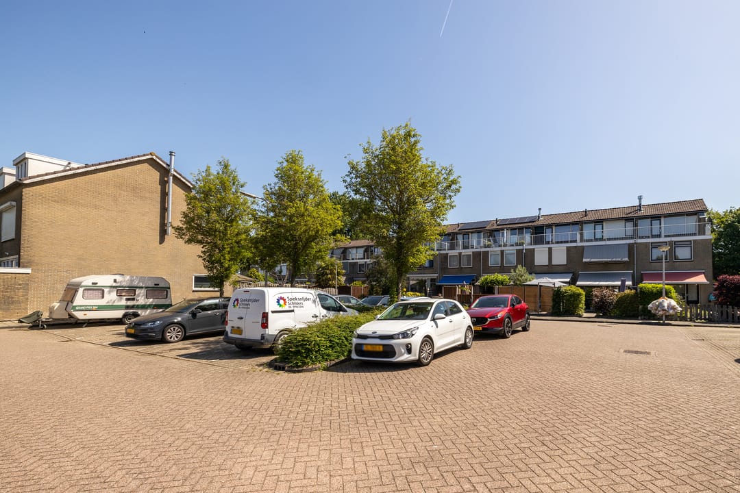 Spacious Terraced House with Four Bedrooms and Rooftop Terrace in Quiet Green Location — 7