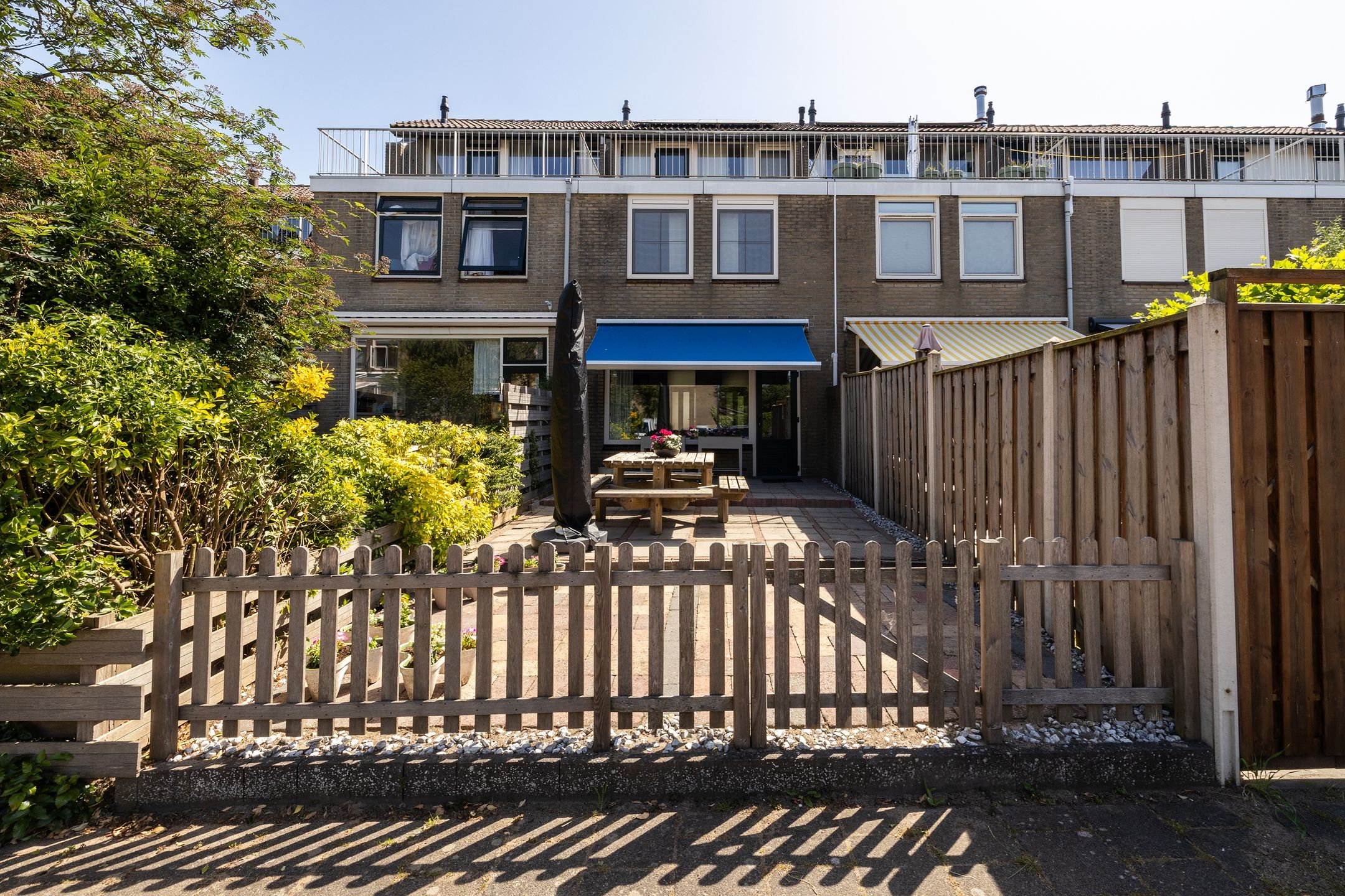 Spacious Terraced House with Four Bedrooms and Rooftop Terrace in Quiet Green Location — 9