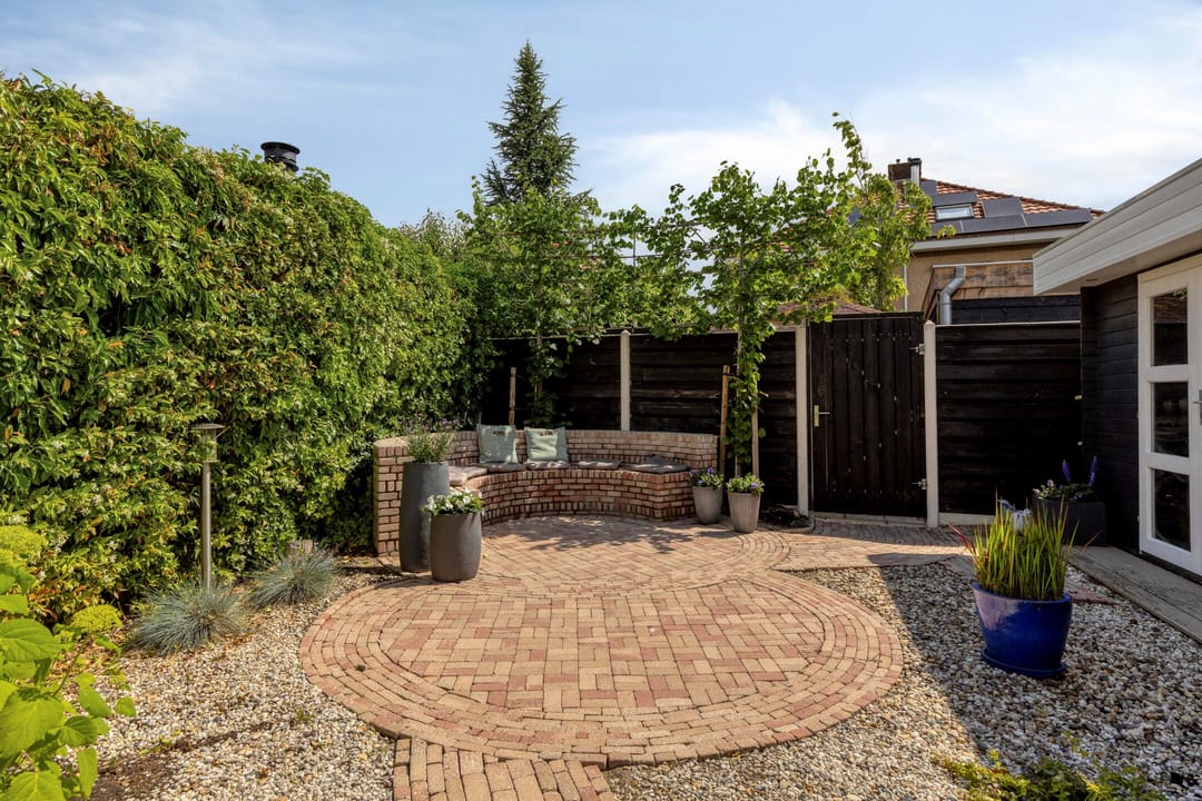 Spacious Semi-Detached Family Home with Private Office and Deep Garden — 32