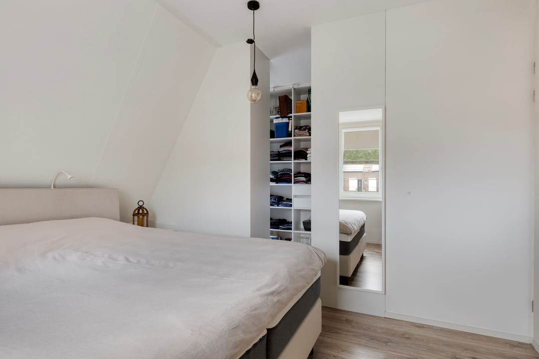 Energy-Efficient Corner Home with Modern Finishes and Walk-In Closet — 26