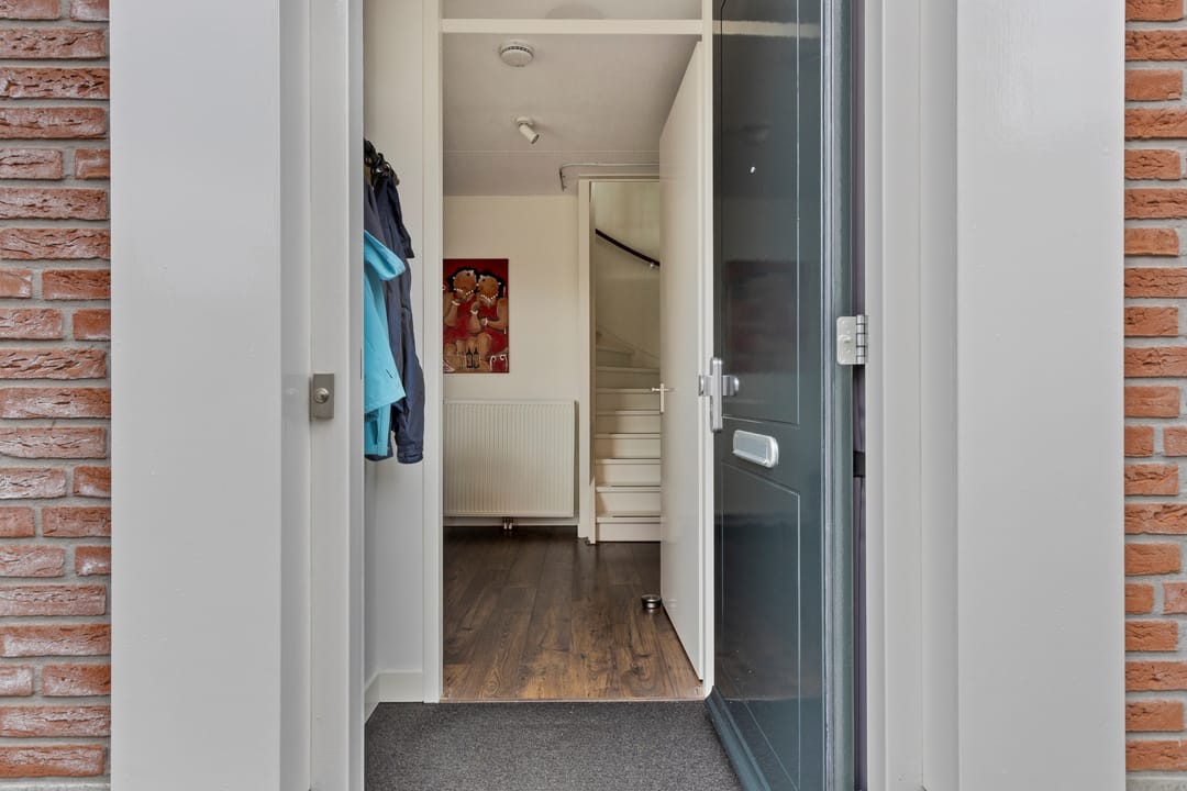 Energy-Efficient Corner Home with Modern Finishes and Walk-In Closet — 8