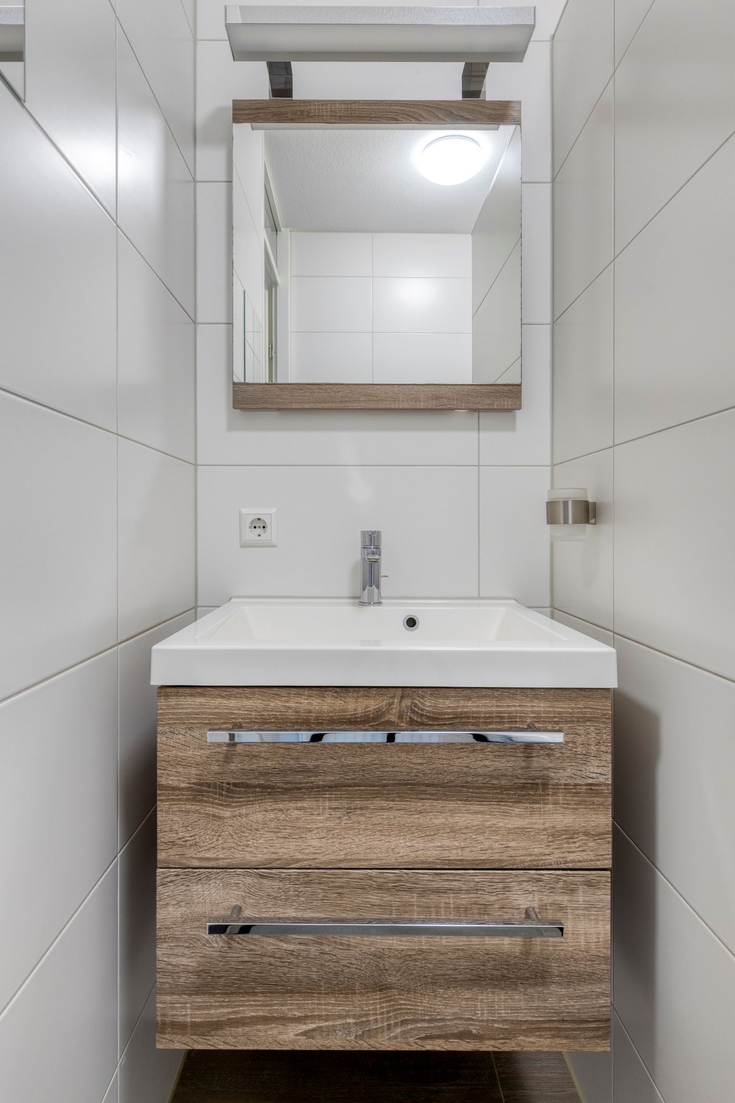 Energy-Efficient Corner Home with Modern Finishes and Walk-In Closet — 29