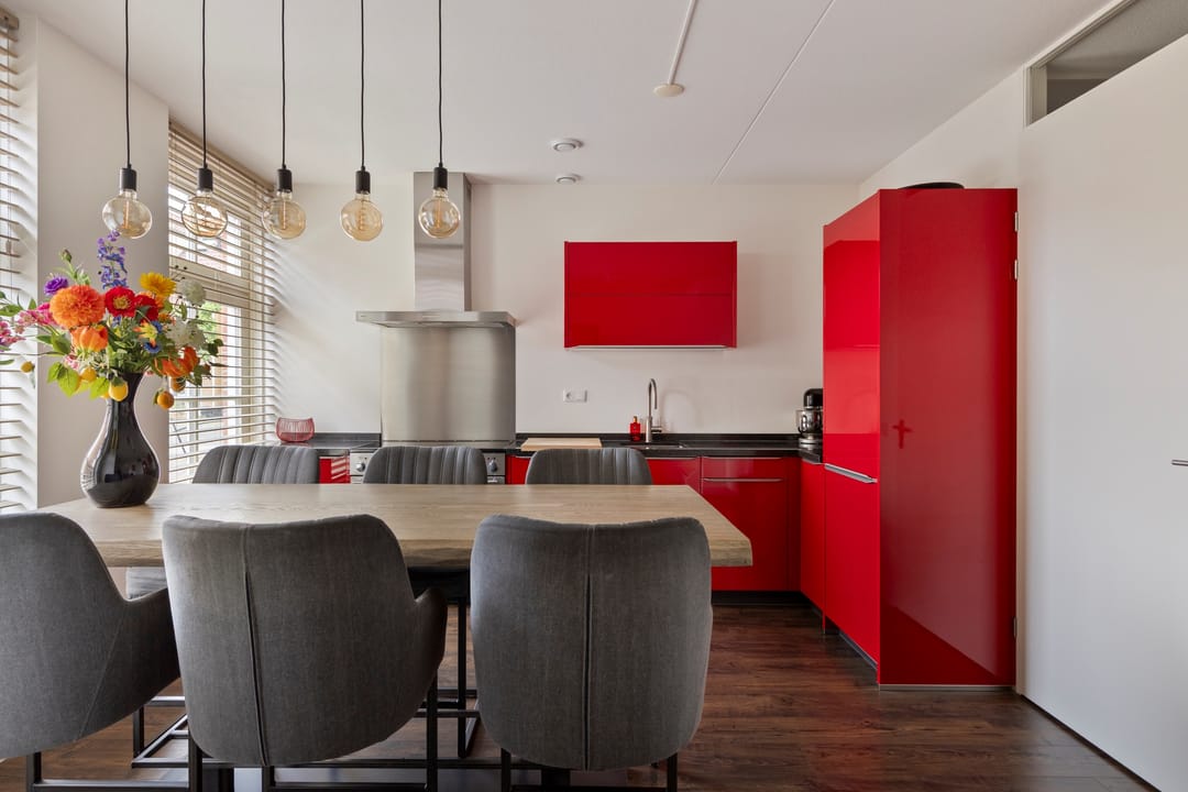 Energy-Efficient Corner Home with Modern Finishes and Walk-In Closet — 11