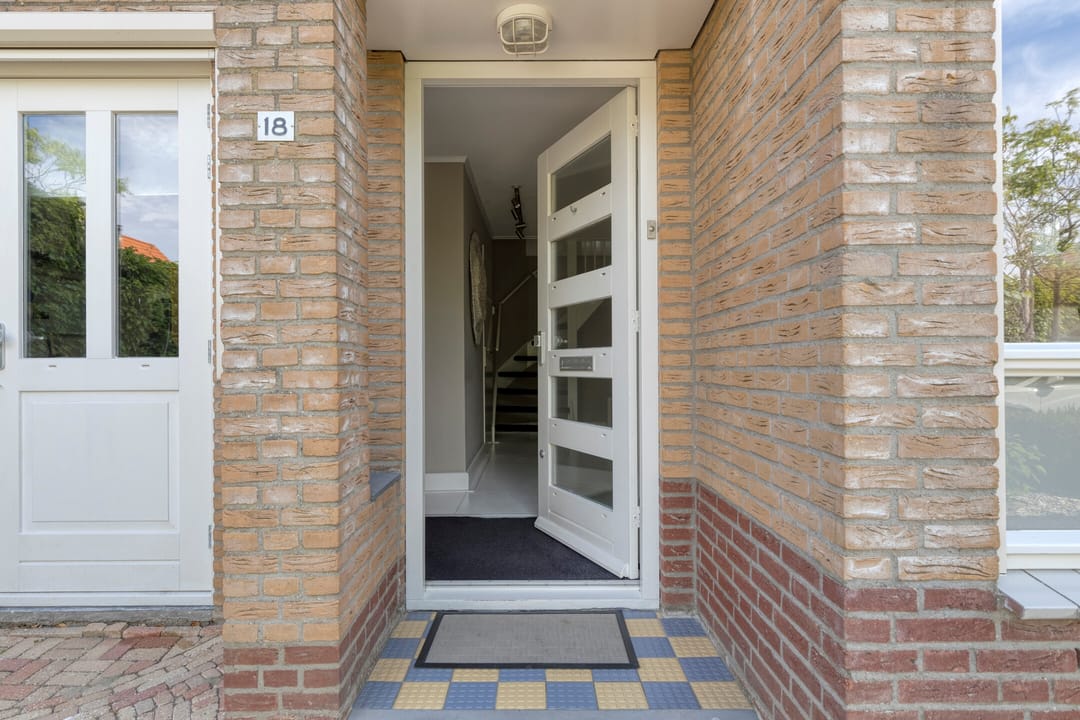 Spacious Semi-Detached Family Home with Private Office and Deep Garden — 8