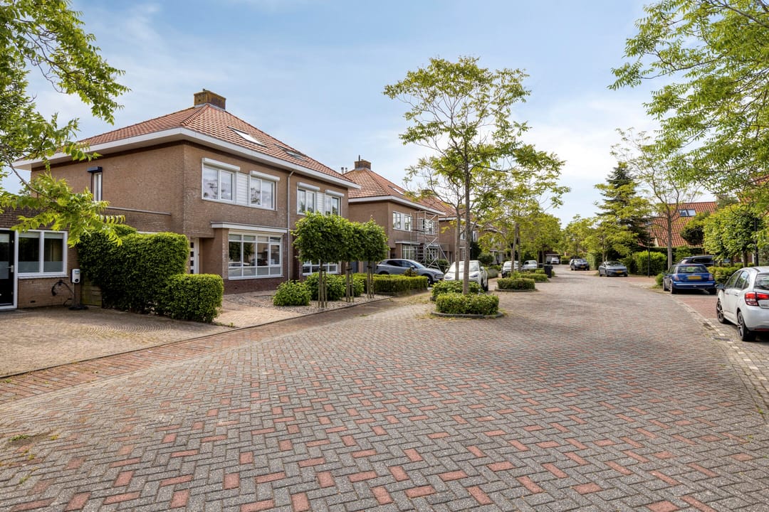 Spacious Semi-Detached Family Home with Private Office and Deep Garden — 38
