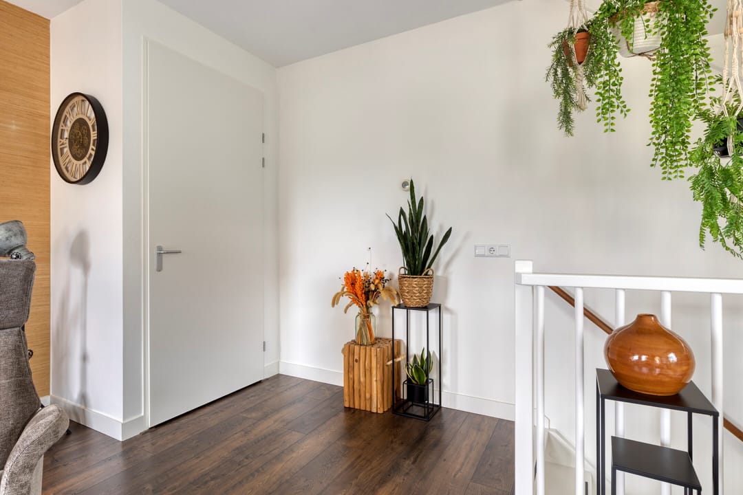 Energy-Efficient Corner Home with Modern Finishes and Walk-In Closet — 22