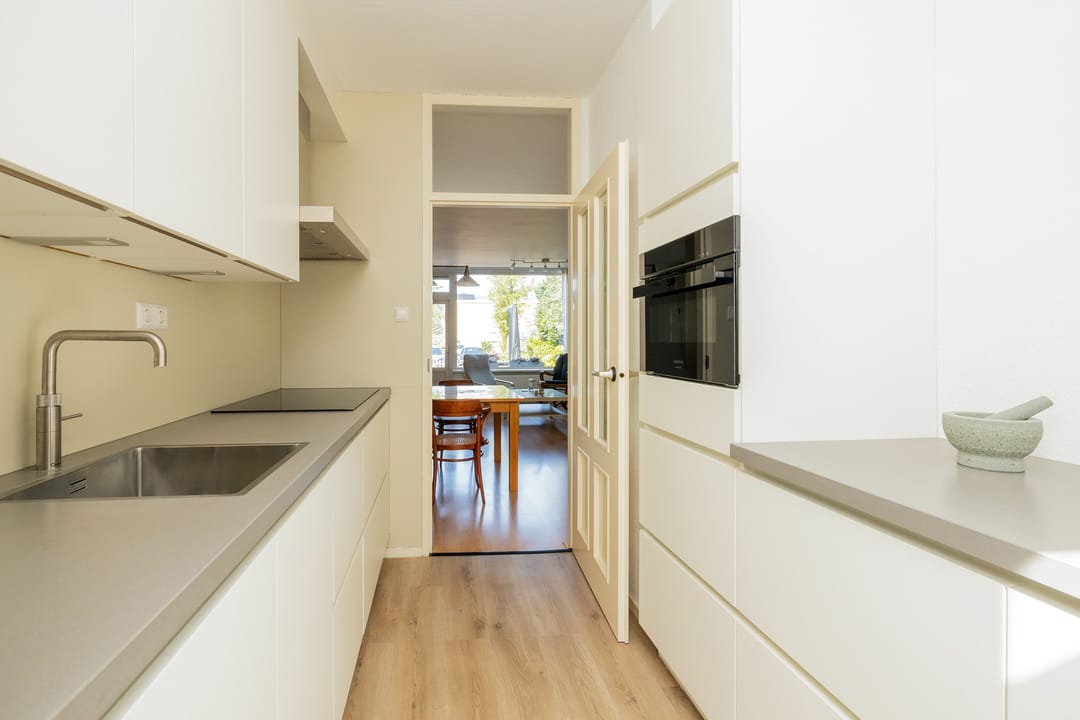 Spacious Terraced House with Four Bedrooms and Rooftop Terrace in Quiet Green Location — 22