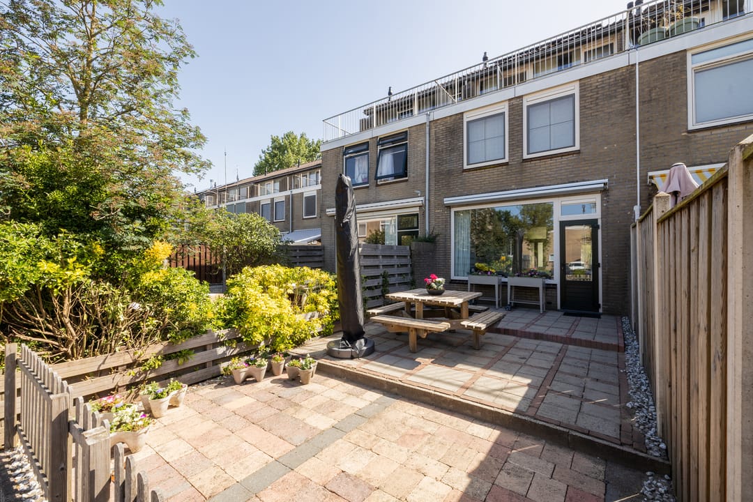 Spacious Terraced House with Four Bedrooms and Rooftop Terrace in Quiet Green Location — 52