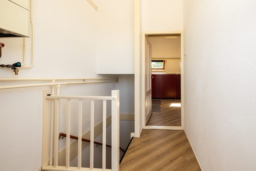 Spacious Terraced House with Four Bedrooms and Rooftop Terrace in Quiet Green Location — 37