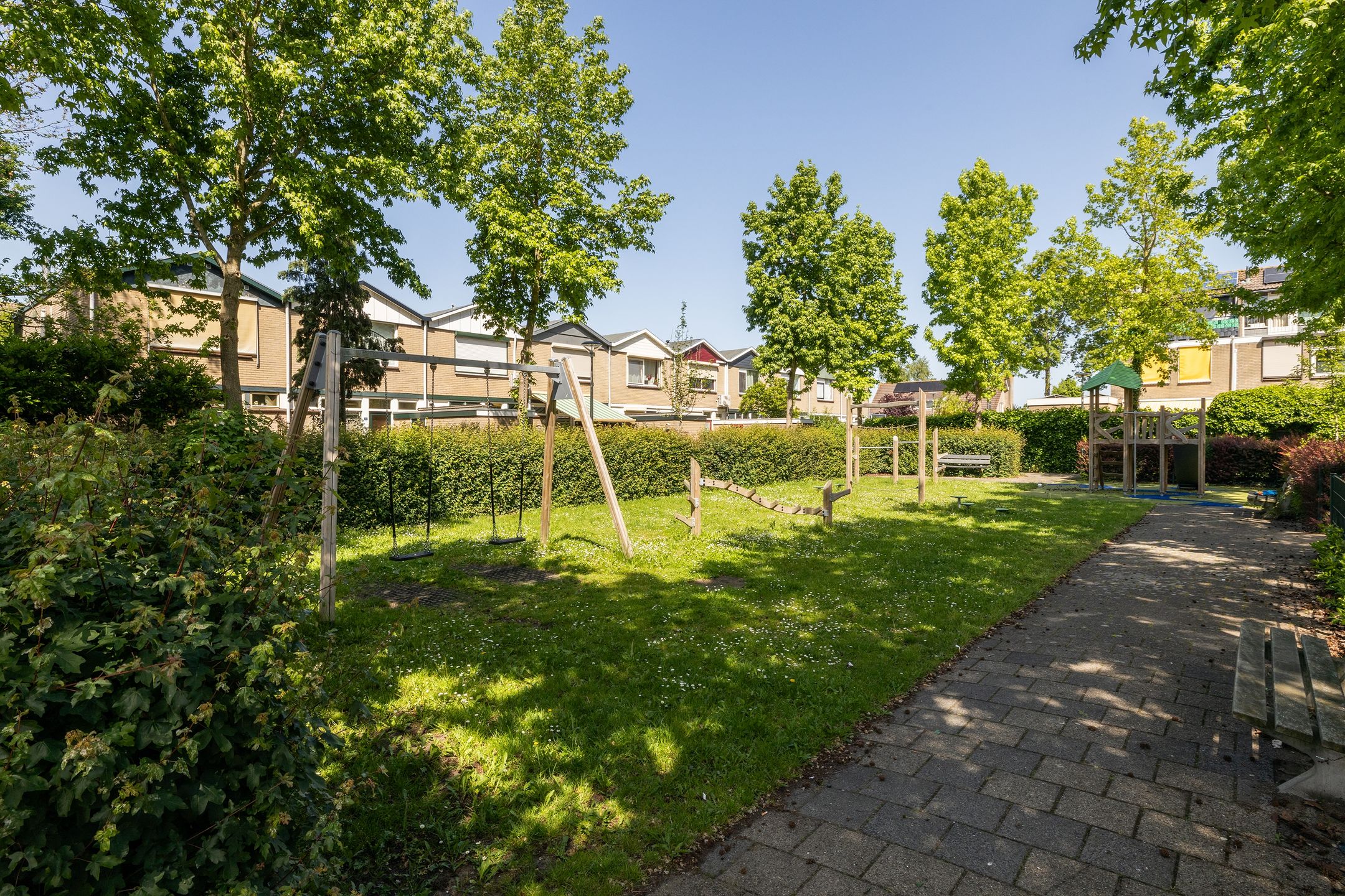 Spacious Terraced House with Four Bedrooms and Rooftop Terrace in Quiet Green Location — 54
