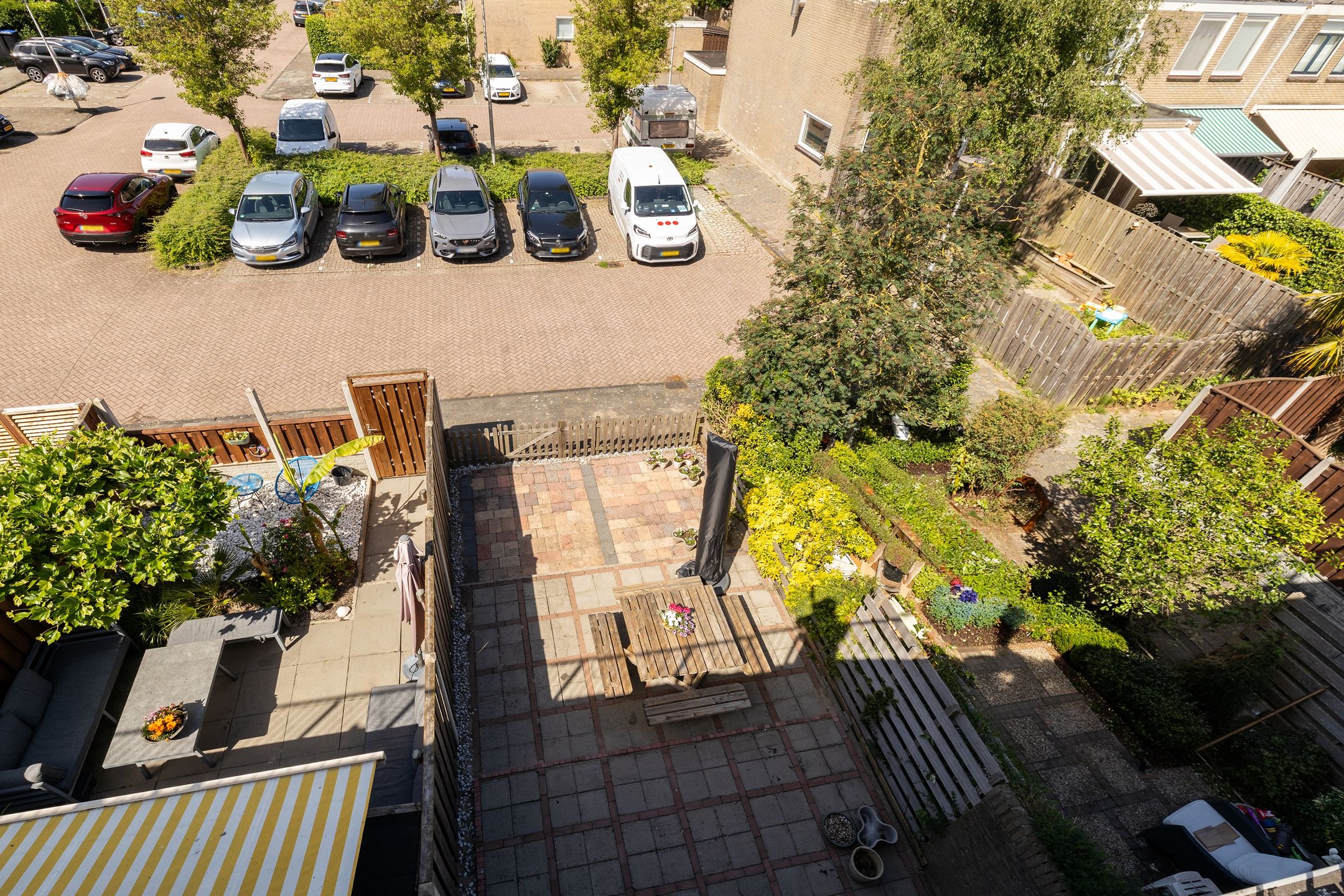 Spacious Terraced House with Four Bedrooms and Rooftop Terrace in Quiet Green Location — 48