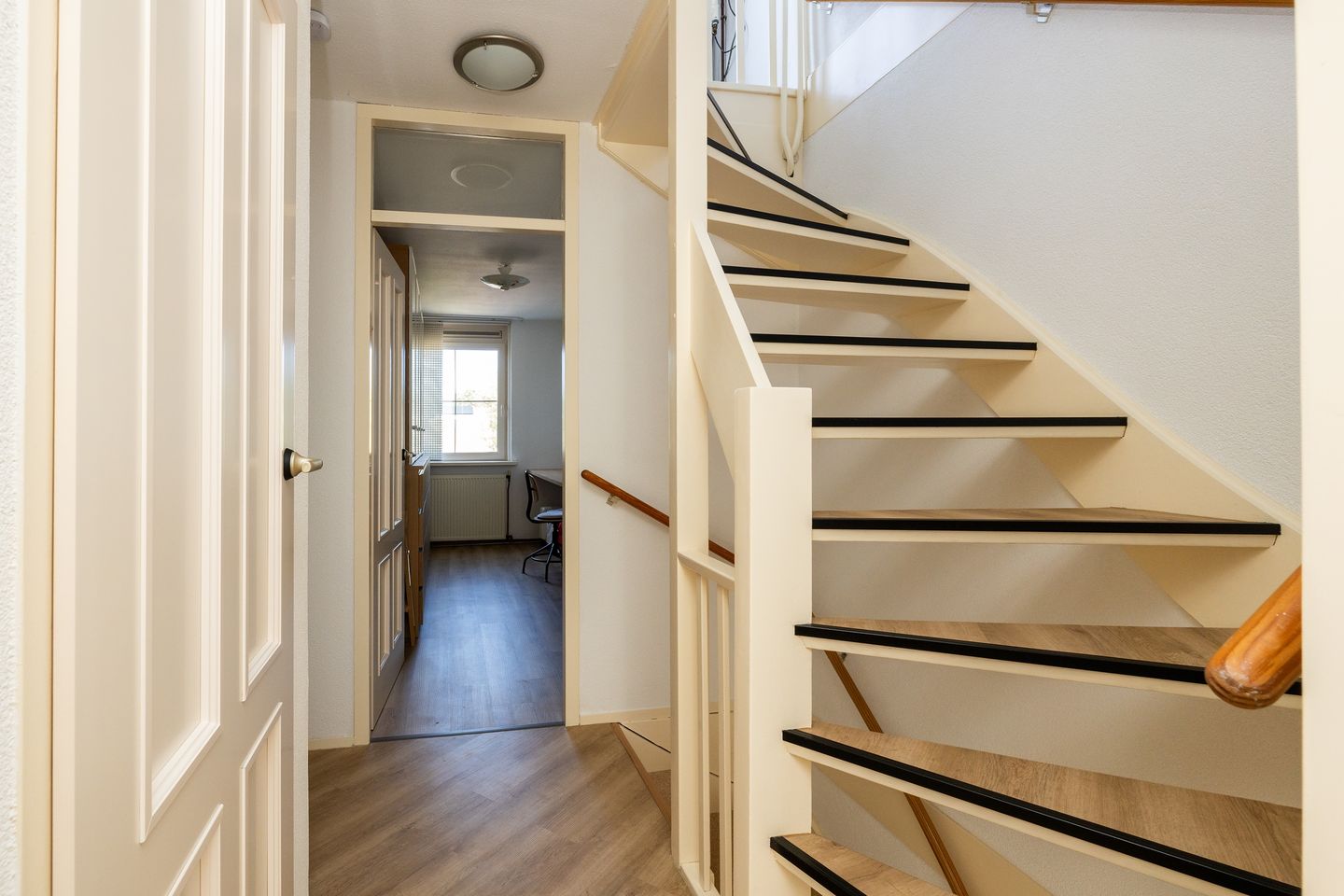Spacious Terraced House with Four Bedrooms and Rooftop Terrace in Quiet Green Location — 29