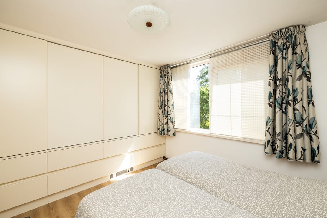 Spacious Terraced House with Four Bedrooms and Rooftop Terrace in Quiet Green Location — 28