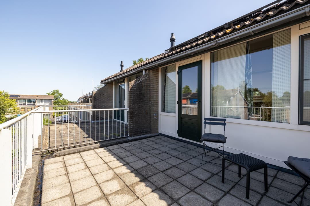 Spacious Terraced House with Four Bedrooms and Rooftop Terrace in Quiet Green Location — 46
