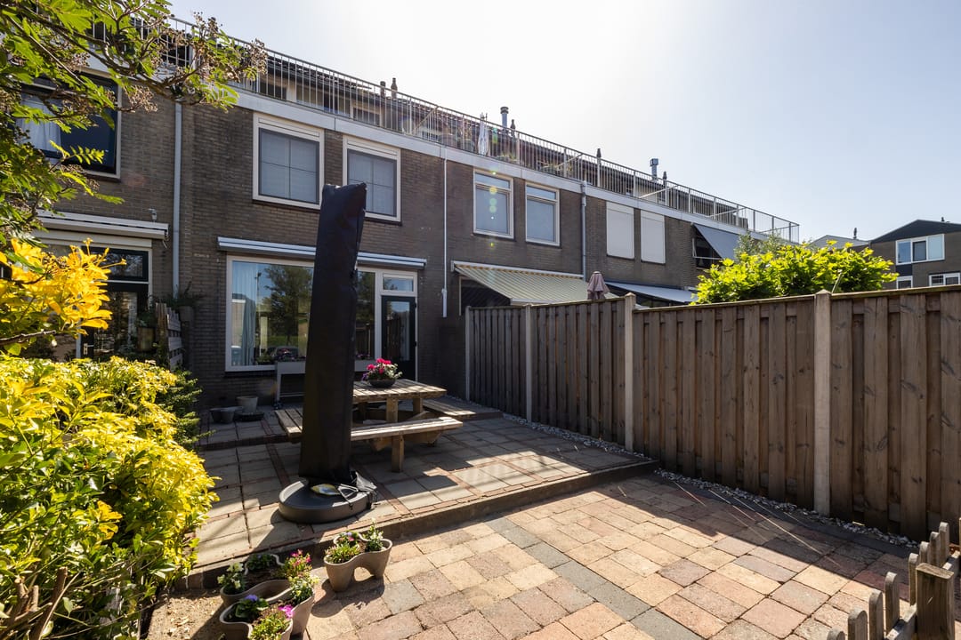 Spacious Terraced House with Four Bedrooms and Rooftop Terrace in Quiet Green Location — 53