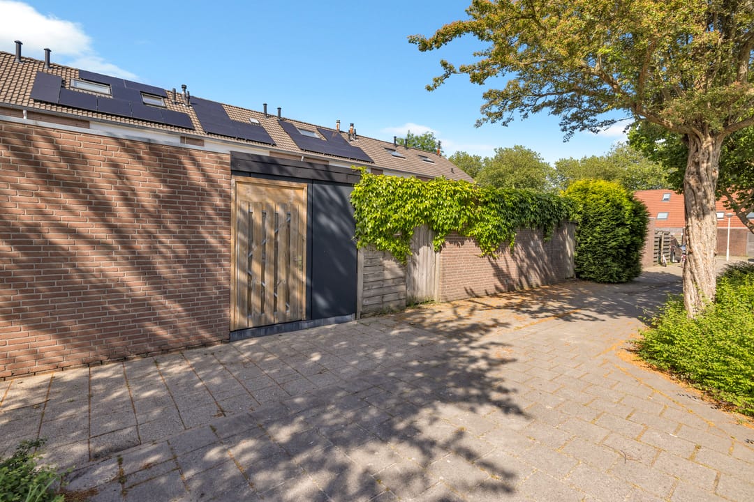 Comfortable Family Home with Solar Panels and Sunny Garden — 37