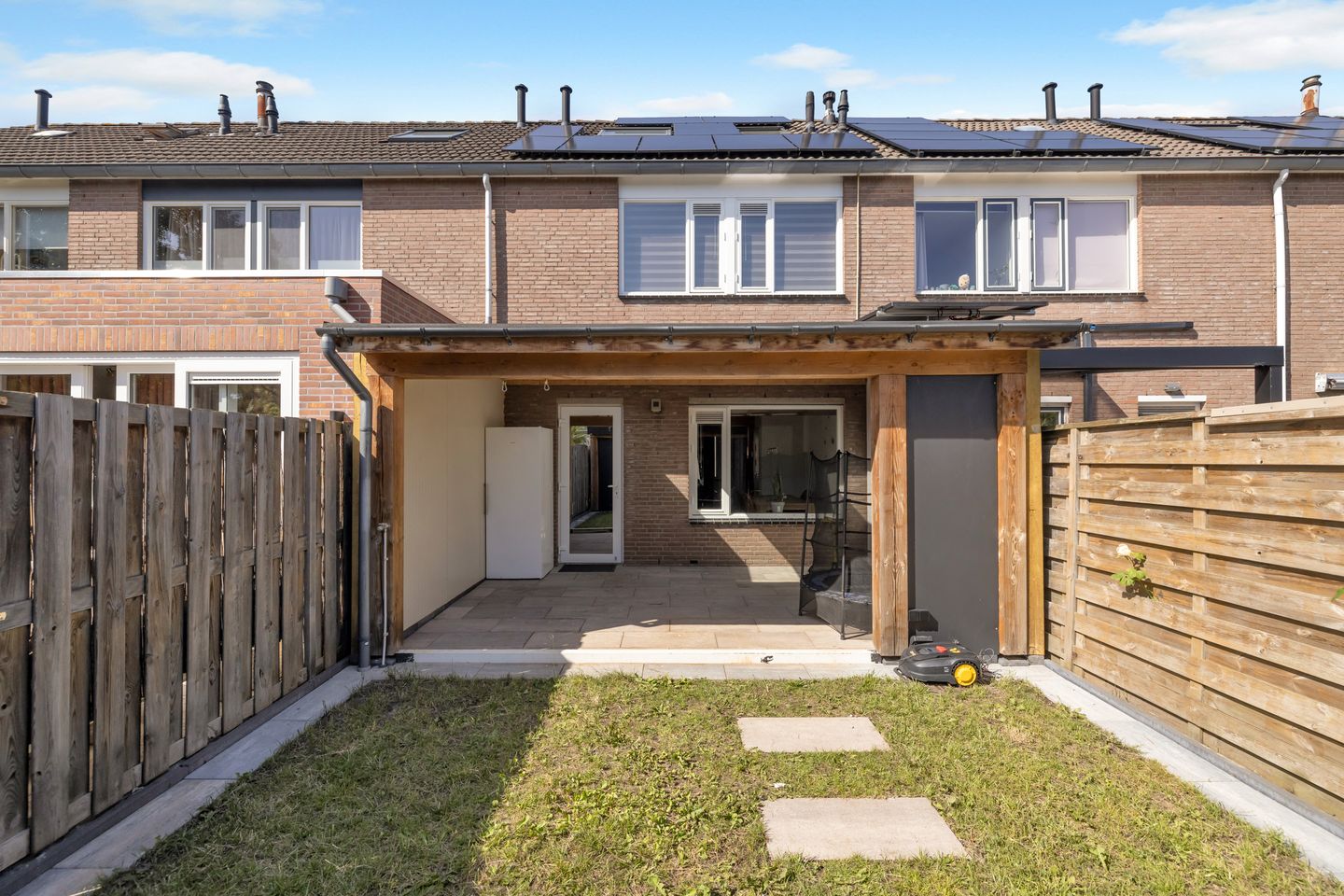 Comfortable Family Home with Solar Panels and Sunny Garden — 34