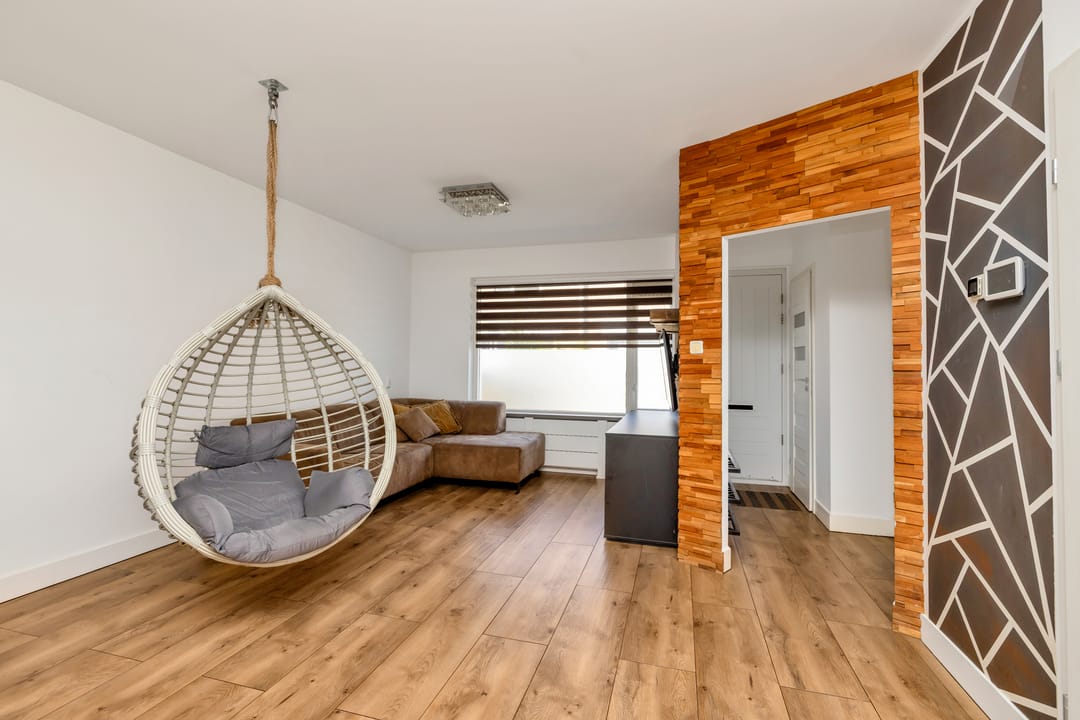 Comfortable Family Home with Solar Panels and Sunny Garden — 7