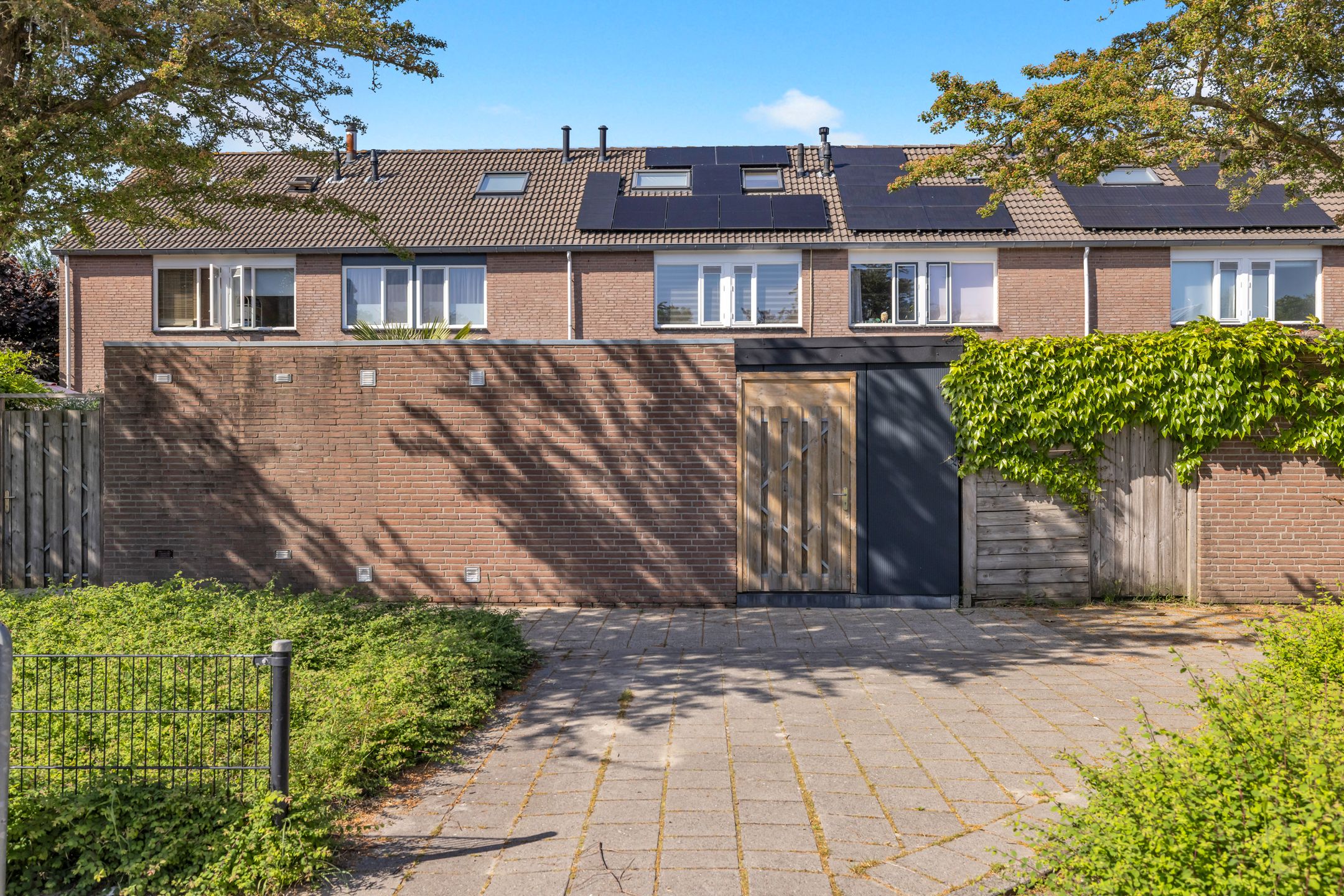 Comfortable Family Home with Solar Panels and Sunny Garden — 36