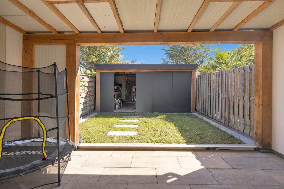 Comfortable Family Home with Solar Panels and Sunny Garden — 32