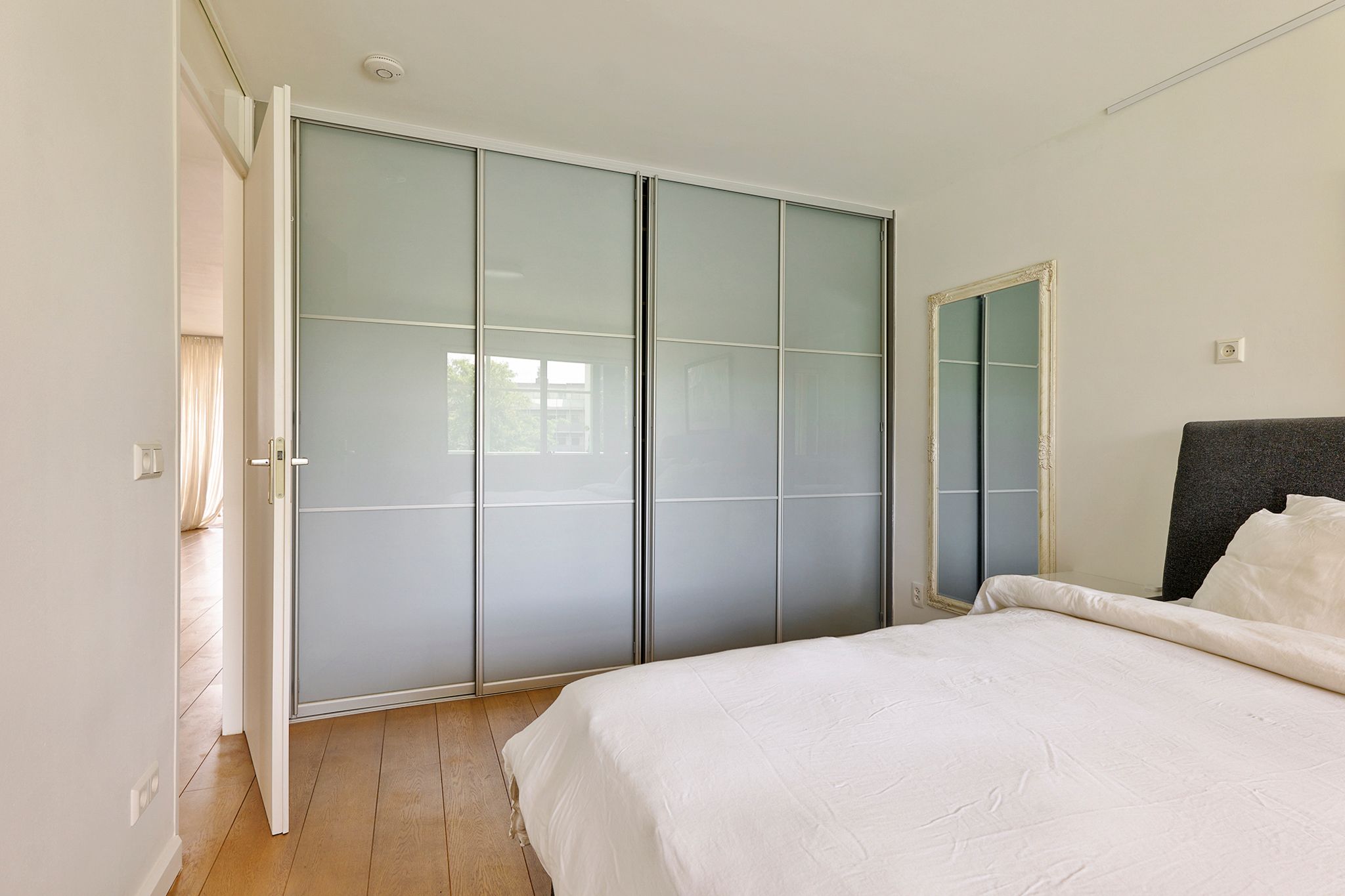 Spacious Waterfront Apartment with Panoramic Canal Views on KNSM Island — 18