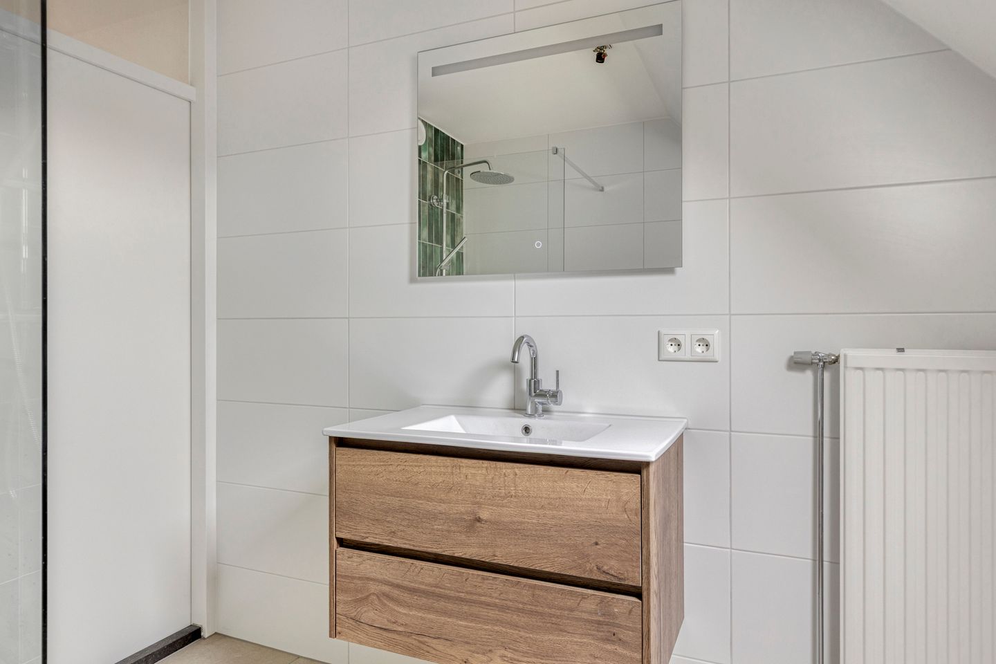 Completely Renovated 3-Room Apartment with South-Facing Balcony in Central Oss — 19