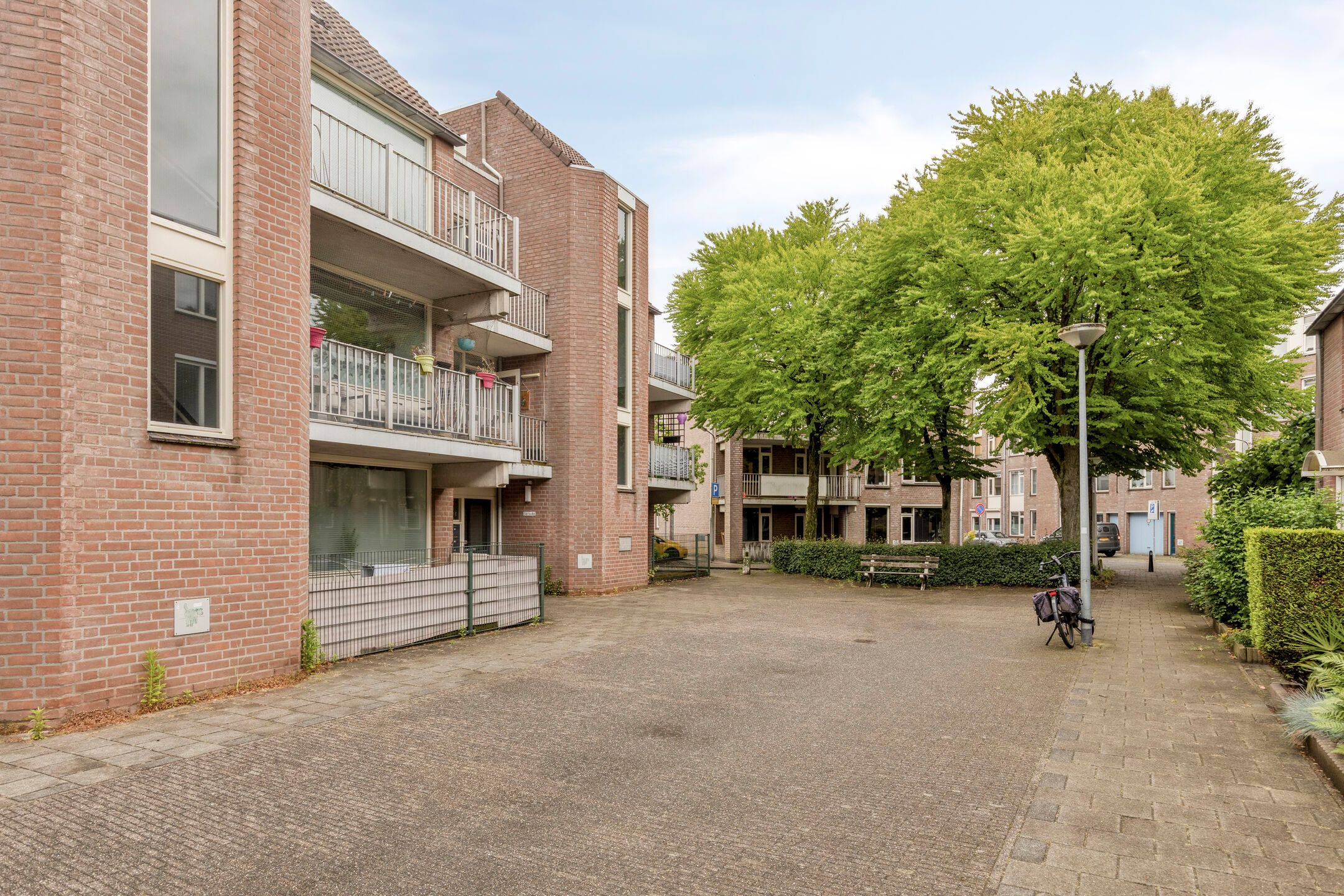 Completely Renovated 3-Room Apartment with South-Facing Balcony in Central Oss — 27