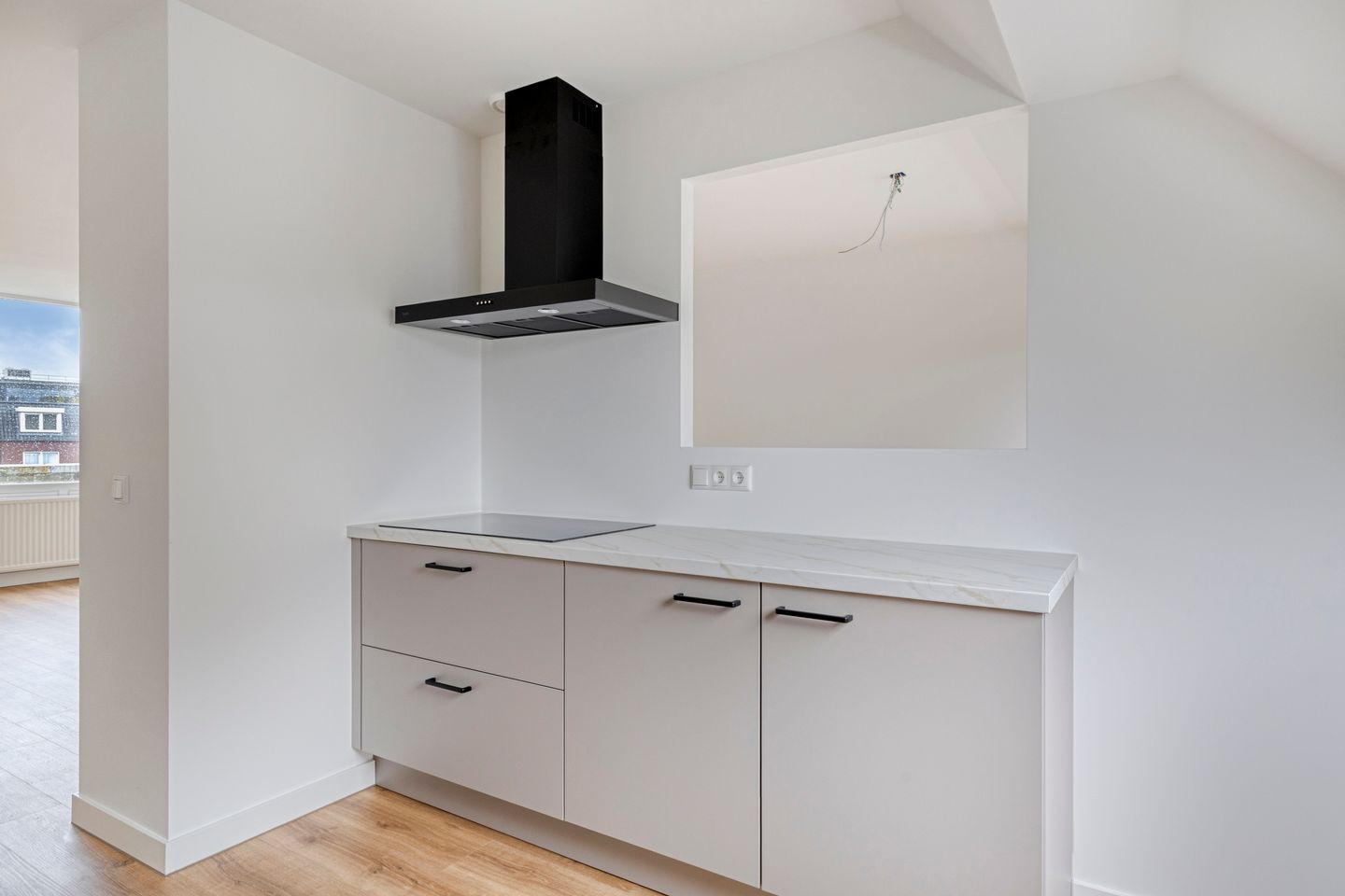 Completely Renovated 3-Room Apartment with South-Facing Balcony in Central Oss — 10