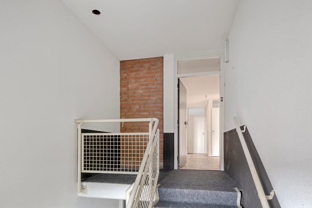 Completely Renovated 3-Room Apartment with South-Facing Balcony in Central Oss — 23