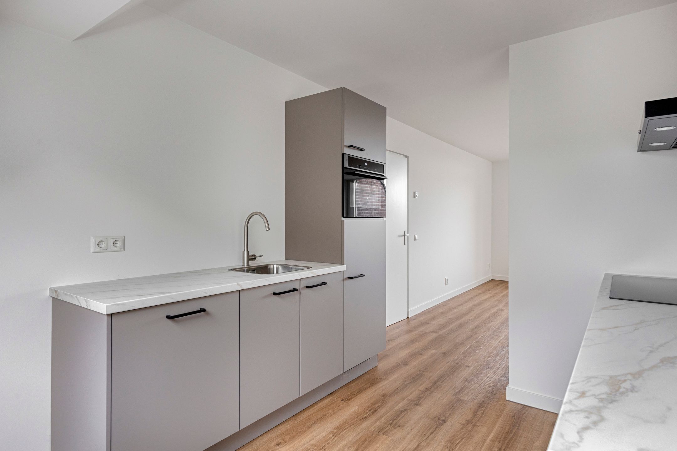 Completely Renovated 3-Room Apartment with South-Facing Balcony in Central Oss — 9