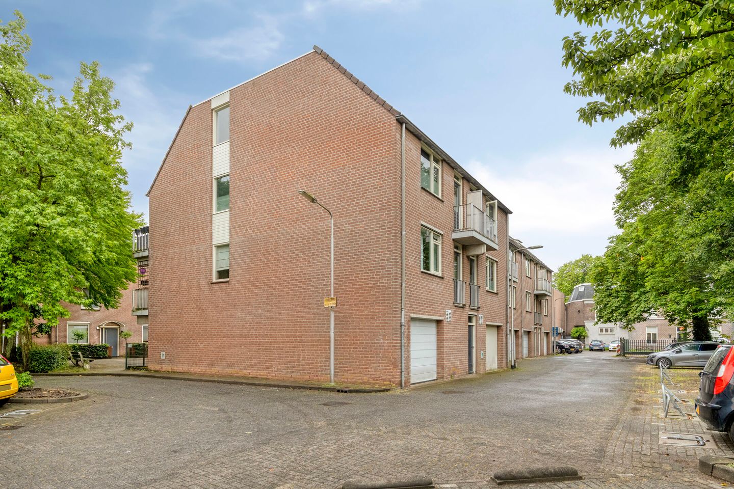 Completely Renovated 3-Room Apartment with South-Facing Balcony in Central Oss — 29