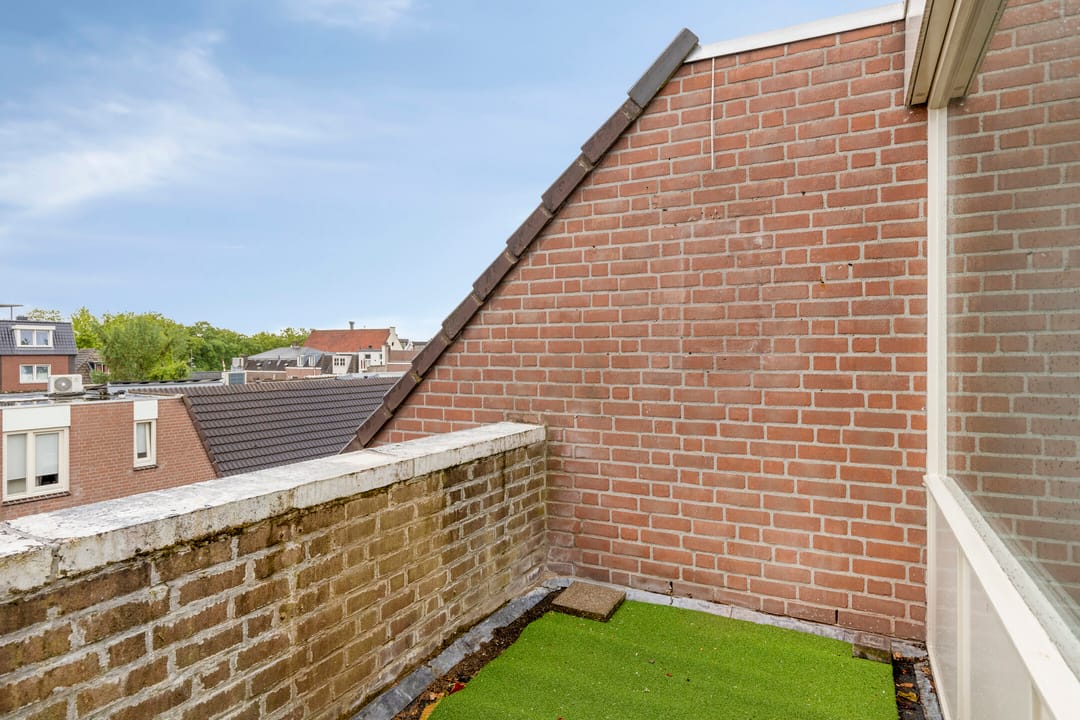 Completely Renovated 3-Room Apartment with South-Facing Balcony in Central Oss — 22