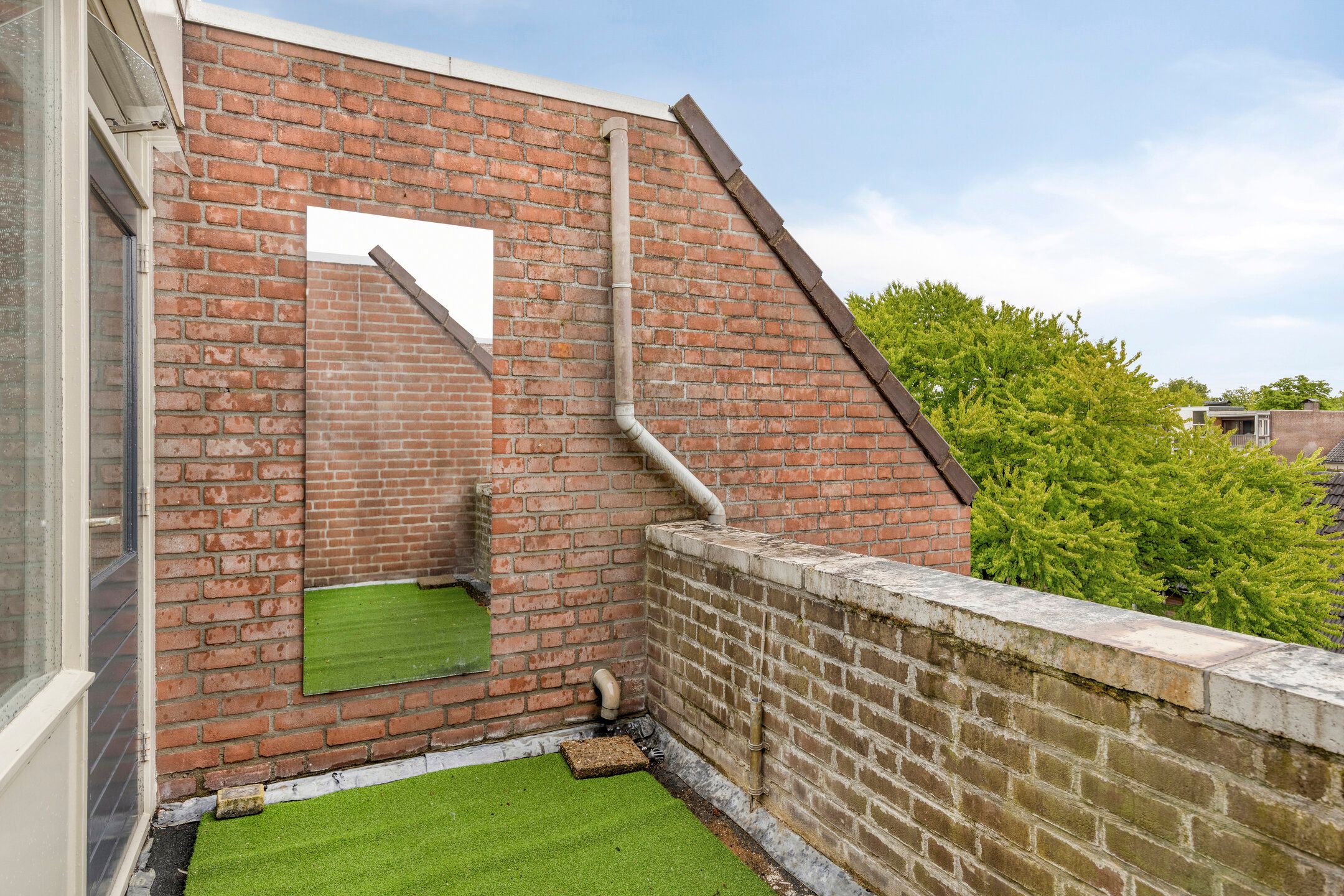 Completely Renovated 3-Room Apartment with South-Facing Balcony in Central Oss — 21