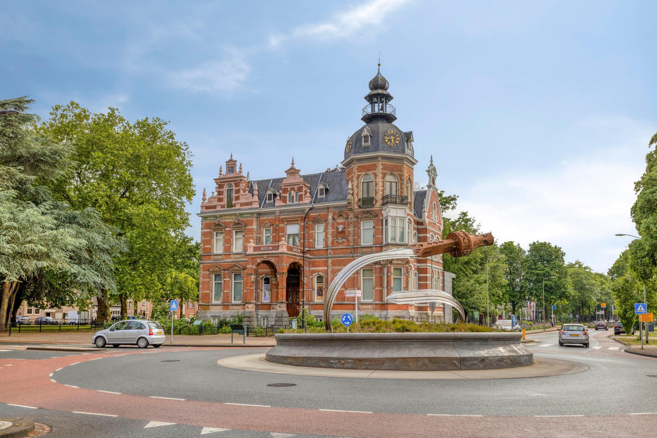 Completely Renovated 3-Room Apartment with South-Facing Balcony in Central Oss — 30